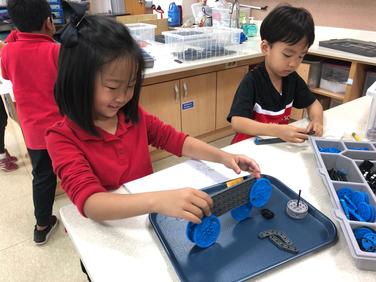 hblove03's tweet photo. More Kinder engineers today creating animals, people, vehicles and more! @Miss_MelissaBee had her students plan out their designs and then figure out how the pieces work together to create their design. #sfs1912 #sfslearns #stem https://t.co/Sql0mxJIqD