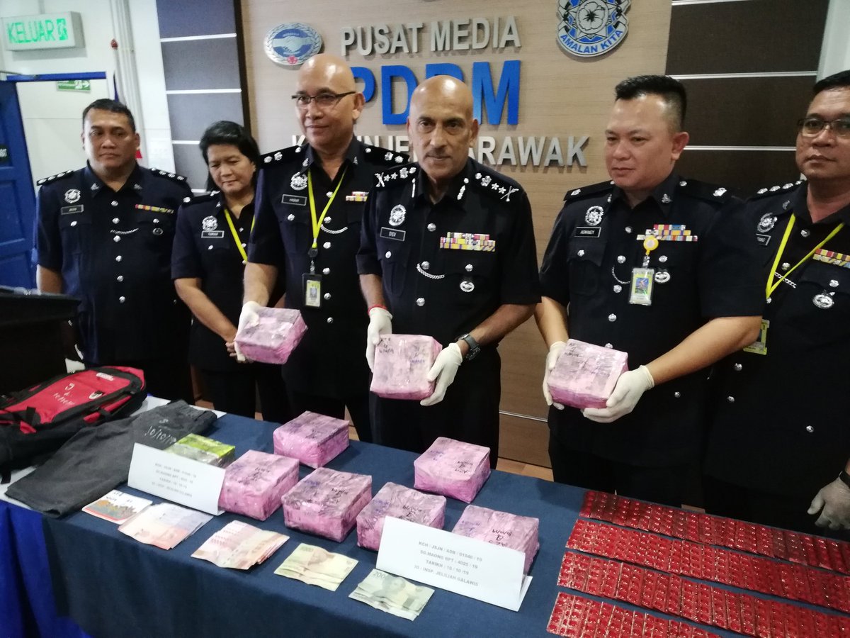 AdibNewsMPB's tweet photo. Di Sarawak, sejumlah 10.58kg dadah jenis syabu serta 980 biji pil jenis Erimin 5 berjaya dirampas. 

Ia dirampas menerusi penahanan seorang lelaki warga Indonesia di Jalan Rock pada 10 Oktober lalu.

Keseluruhan nilai rampasan dianggarkan berjumlah RM 543,700.  @NewsMPB https://t.co/xDAWLCxBDE