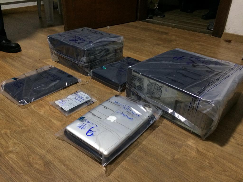 FiscaliaEcuador's tweet photo. #AHORA | En cumplimiento de un acto urgente, dentro del caso de Paola P., #FiscalíaEc y @PoliciaEcuador allanaron la sede de un partido político. Como indicios, se levantaron 5 computadoras portátiles, 2 CPU y 2 celulares. https://t.co/Wp52k0bYVV