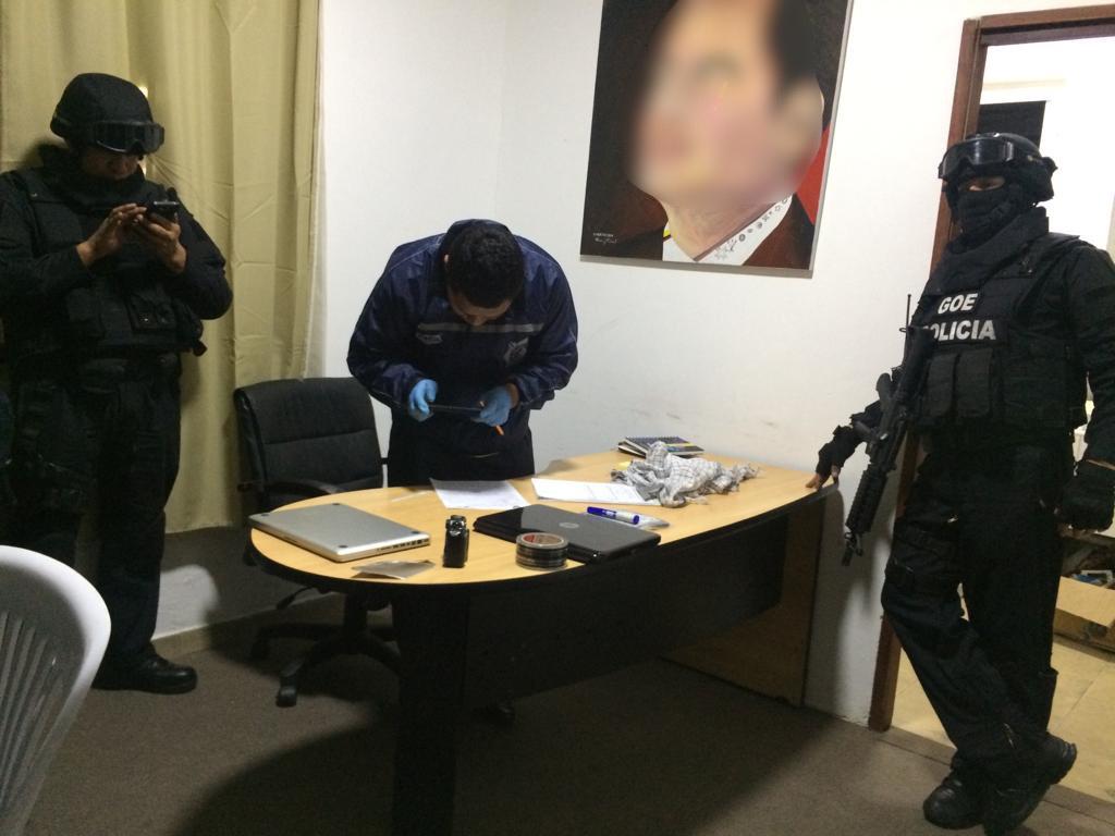 FiscaliaEcuador's tweet photo. #AHORA | En cumplimiento de un acto urgente, dentro del caso de Paola P., #FiscalíaEc y @PoliciaEcuador allanaron la sede de un partido político. Como indicios, se levantaron 5 computadoras portátiles, 2 CPU y 2 celulares. https://t.co/Wp52k0bYVV