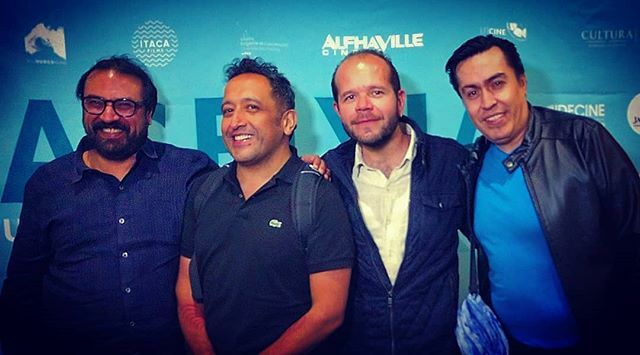 ArturoTay's tweet photo. “Una historia de amores y desencuentros, de amores que se pierden por decisiones propias y la complejidad del ser humano.” @kenya_marquez - @AsfixiaPelicula
#lunesdecine #aboutlastnight #cine #moviemonday #mylifeinpictures #friends #mifotocon #directedb… https://t.co/9jVvWCTUFT https://t.co/aTaDdZBQTp