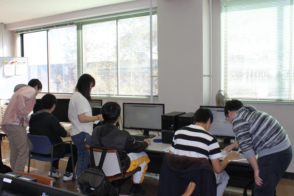 nkhs_hk's tweet photo. 北海道高等学校建築教育研究協議会でBIMの紹介をします。

集まってこられる建築の先生がたにBIMの説明だけてはなく、実際に操作を体験してもらう計画です。
そのサポートの練習を2年生が行っています…2年生全員体制での協力です

J-BIMの操作は、けっして難しいものではありませんね!!

#BIM #JBIM https://t.co/fR4paywyxS