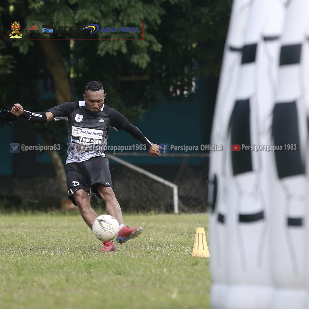 persipura63's tweet image. Persiapan terakhir tim Persipura sebelum bertolak ke Kalimantan, rabu (16/10) besok...🔥💪
.
.
#BerjuangDemiPapua
#ShopeeLiga12019
#persipurapapua1963