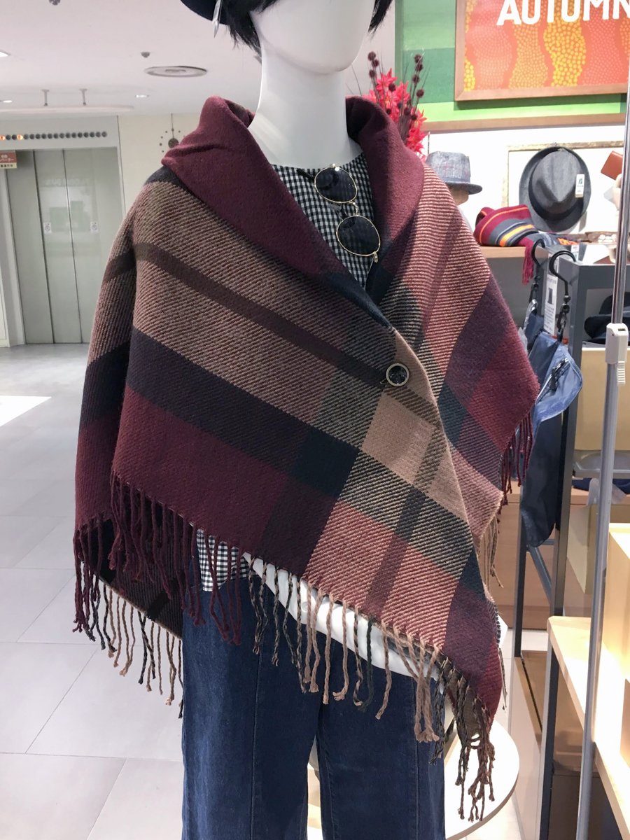 東急ハンズ札幌店 一見大判ストールに見えるポンチョ 襟元にギャザーが入っていて首元が暖かく ずれにくくなっています お家で 洗濯可能です 色は全5色 アクリルギャザーポンチョ 各3 000円 税 8f 東急ハンズ札幌店 一見大判ストールに見えるポンチョ 襟元にギャザーが入っていて首元が暖かく ずれにくくなっています お家で 洗濯可能です 色は全5色 アクリルギャザーポンチョ 各3 000円 税 8f