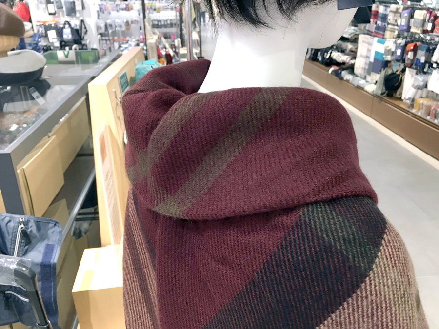 東急ハンズ札幌店 一見大判ストールに見えるポンチョ 襟元にギャザーが入っていて首元が暖かく ずれにくくなっています お家で 洗濯可能です 色は全5色 アクリルギャザーポンチョ 各3 000円 税 8f 東急ハンズ札幌店 一見大判ストールに見えるポンチョ 襟元にギャザーが入っていて首元が暖かく ずれにくくなっています お家で 洗濯可能です 色は全5色 アクリルギャザーポンチョ 各3 000円 税 8f