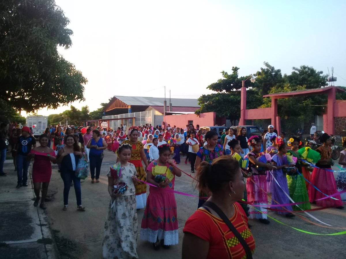 EDUCACIONYPATR1's tweet photo. 44 aniversario "Educación y Patria" #fiestaistmeña #istmodetehuantepec #oaxaca #santodomingoingenio https://t.co/ySdujXZWfg