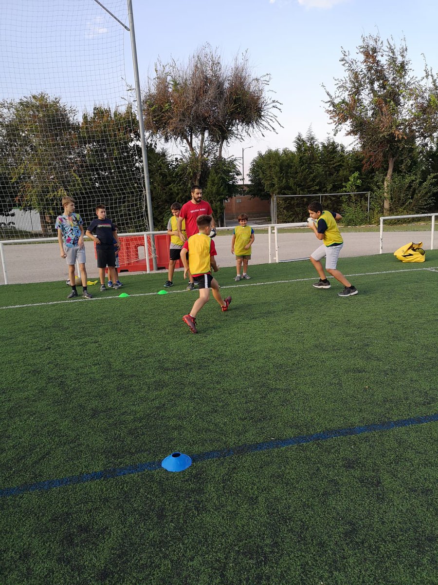 RUGBYMURCIACURM's tweet photo. Qué bien empieza la semana en la Academia CURM de La Alberca 🦁❤🏉
📅 L y X - 17.30 a 18.30
🏟 Campo fútbol La Alberca
#GoCurm #Rugby #Murcia #Valores #bases
@UMUdeportes @bustorrealta @HeraclesGym @RugbySpainCom @RugbierEurope @viosenergia https://t.co/lLzfhSKutq