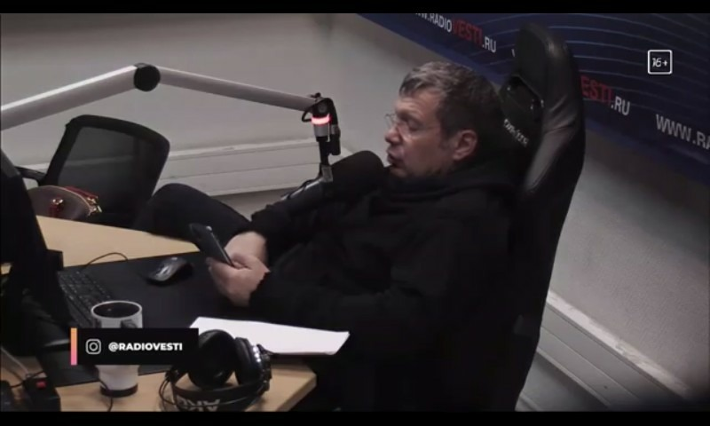 У вечернего помёта опять бомбит:обосанный клоун узнал про петицию о непредоставлении ему гражданства Италии. Досталось всем-от автора петиции отца Сергия, до Ходорковского с  Албуровым. При этом, мудозвон активно рекламирует запрещённый роскомпозором telegram-канал своего имени🤮