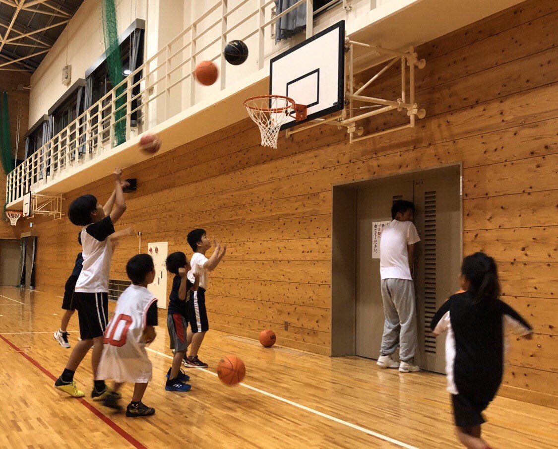 BulletsClinic's tweet photo. めちゃくちゃ楽しいバスケ体験会at城山台小学校　始まりました - TEAM BULLETS https://t.co/txLSR1BQPX https://t.co/MfhLROUFAS