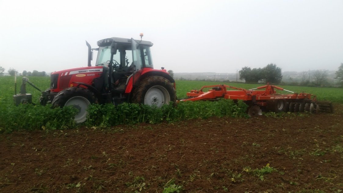 PAL020851's tweet photo. Hier pour moi, avant la pluie et un peu pendant, c'était destruction de couverts végétaux avant semis de céréales. Et dire que certains voisins ont demandé une dérogation pour ne pas les semer à cause de la sécheresse... @JAVendee https://t.co/4glyKNILXM
