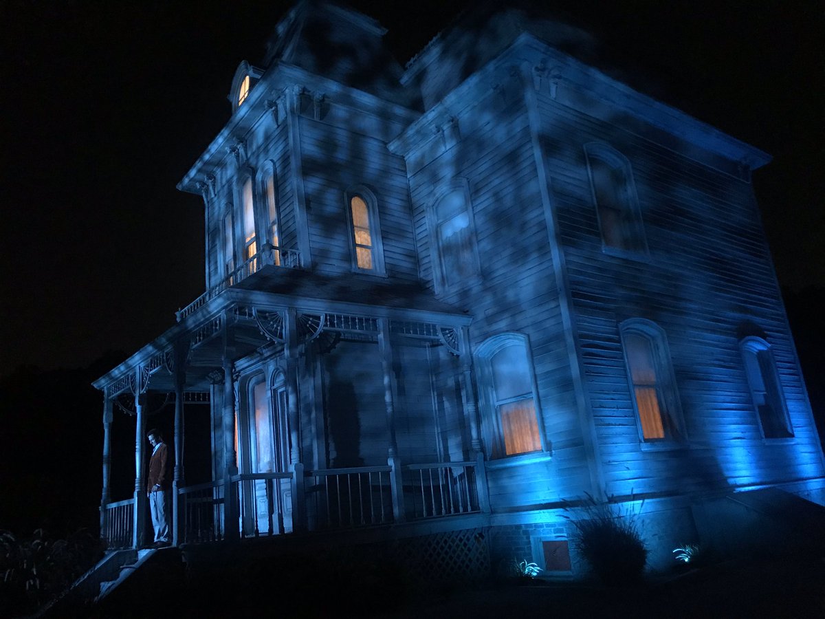 CaliInformer's tweet photo. There is something quite psycho about this mansion.... https://t.co/0bRTdB0lcT