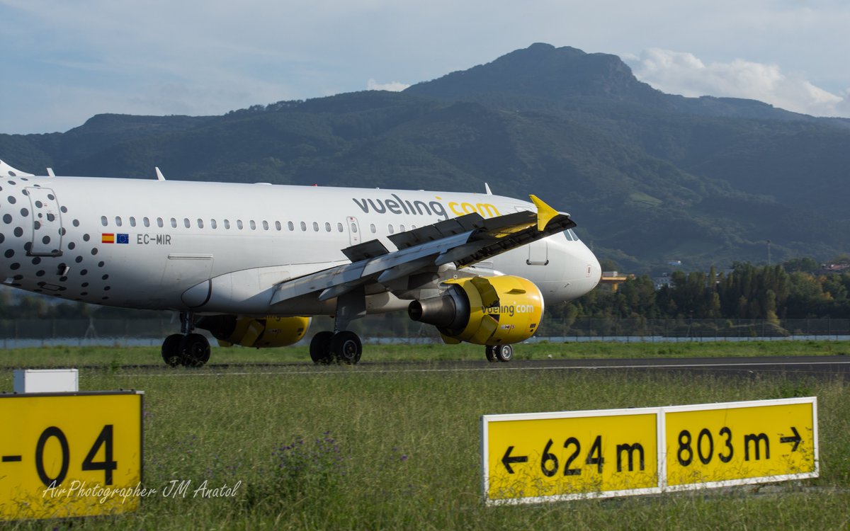 jmanatol's tweet photo. #BuenosDias
#Martes
En @DonostiAir #LESO dicen que los #aviones apontonan como en un #portaaviones
¿Será por su perímetro rodeado por las aguas del estuario del río #Bidasoa?
¿Será por su escasa longitud de pista?
@Airbus #A319 de @vueling frenando fuerte
#FullReverse https://t.co/QiNveWSJy5