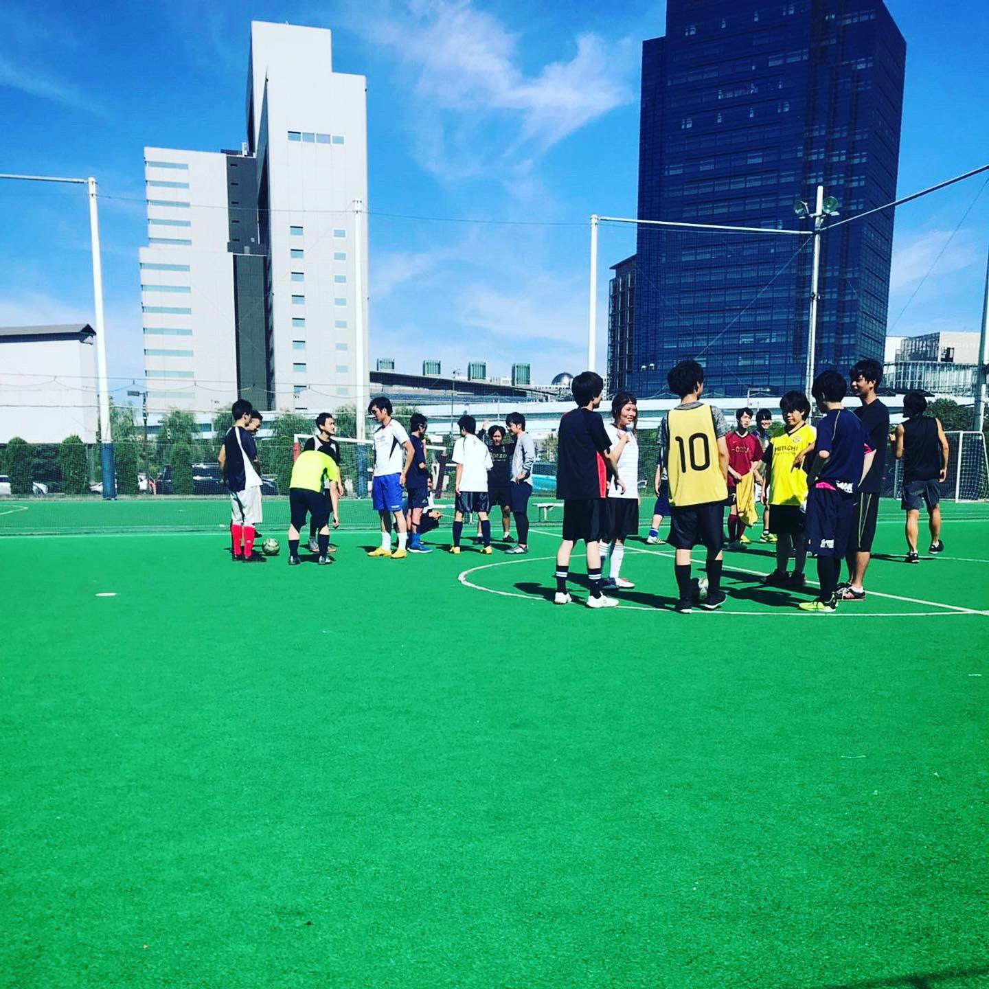株式会社セラク新卒採用 天気にも恵まれ みんなでフットサルを楽しみ その後は温泉で汗を流し ミニゲームで盛り上がりました 普段会社では見られない一面が見れたり 関わることの少ない他部署の方との交流があり 良いリフレッシュです セラクの社内