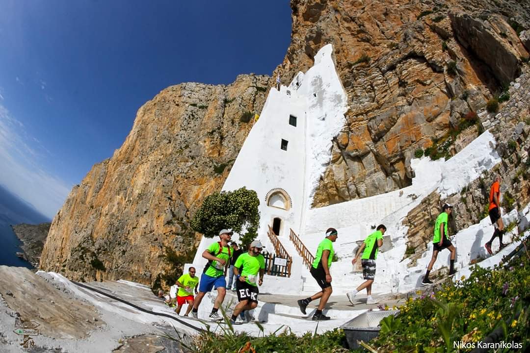 amorgos_trail's tweet photo. Στην Αμοργό,βουνό και θάλασσα γίνονται ένα !!!💙
Μήπως είσαι εσύ ο επόμενος που θα ανέβει τρέχοντας τα 300 σκαλιά στο Μοναστήρι της Χοζοβιώτισσας?Ο Μάιος είναι κοντά!The 4th #amorgostrail_challenge is loading 
#amorgos #bluepaths #loverun #loveyourbody #loveamorgos #run #trailrun https://t.co/I3Rt0km64P
