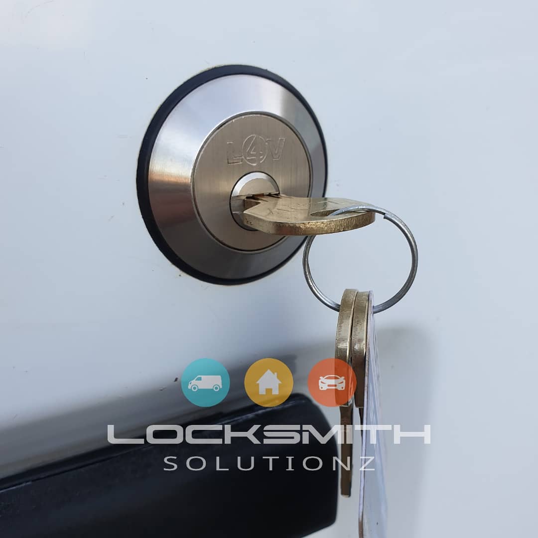 LockSolutionz's tweet image. Non-Destructive gain entry into this Mk7  Transit to gain access to the slamlocks that had no key

Old cylinders out, body cleaned and rust proofed, new ones in, full mech service, than wipe down 🙌

#slamlocks @Locks4VansLtd #gainentry #deadlocks #security #vansecurity