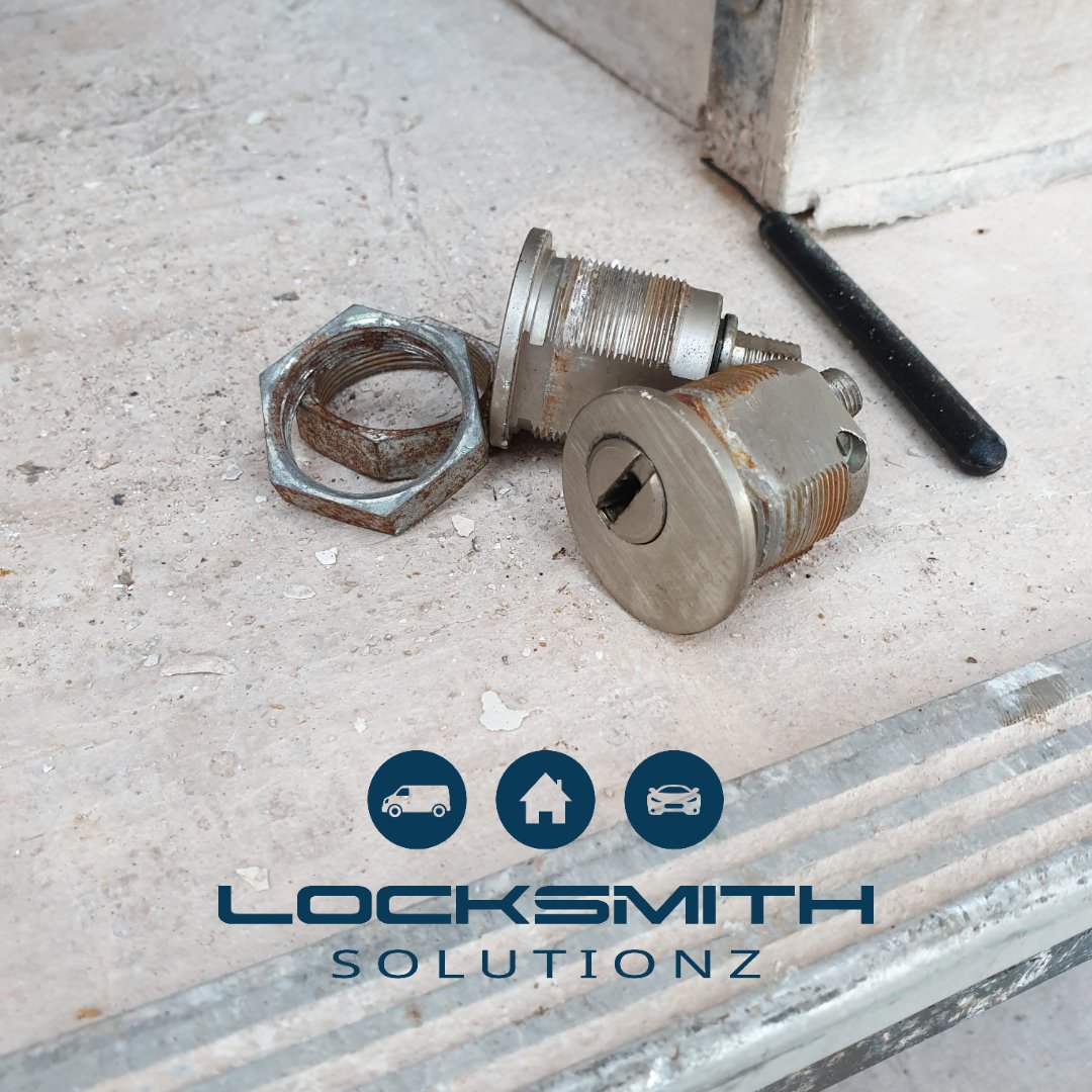 LockSolutionz's tweet image. Non-Destructive gain entry into this Mk7  Transit to gain access to the slamlocks that had no key

Old cylinders out, body cleaned and rust proofed, new ones in, full mech service, than wipe down 🙌

#slamlocks @Locks4VansLtd #gainentry #deadlocks #security #vansecurity