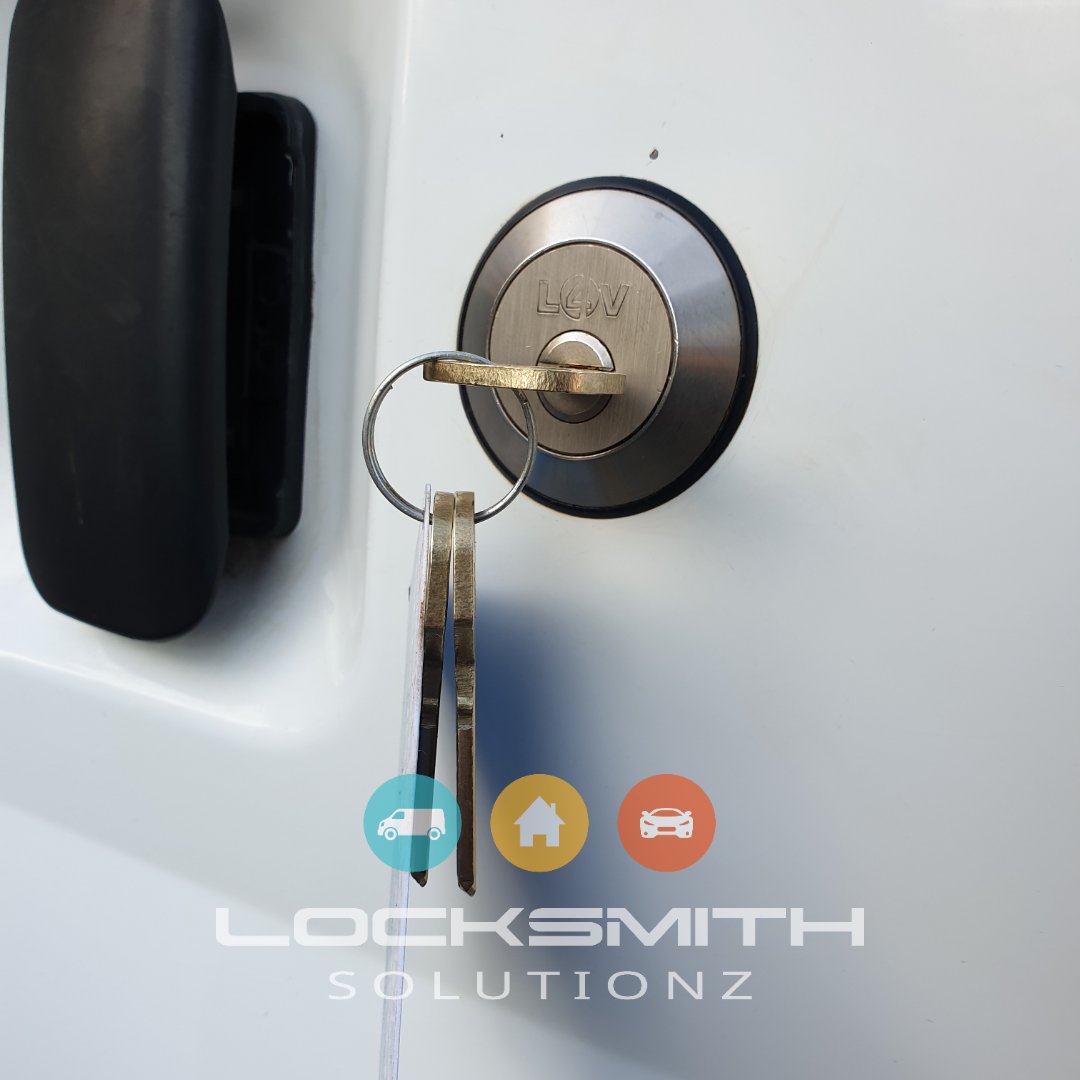 LockSolutionz's tweet image. Non-Destructive gain entry into this Mk7  Transit to gain access to the slamlocks that had no key

Old cylinders out, body cleaned and rust proofed, new ones in, full mech service, than wipe down 🙌

#slamlocks @Locks4VansLtd #gainentry #deadlocks #security #vansecurity