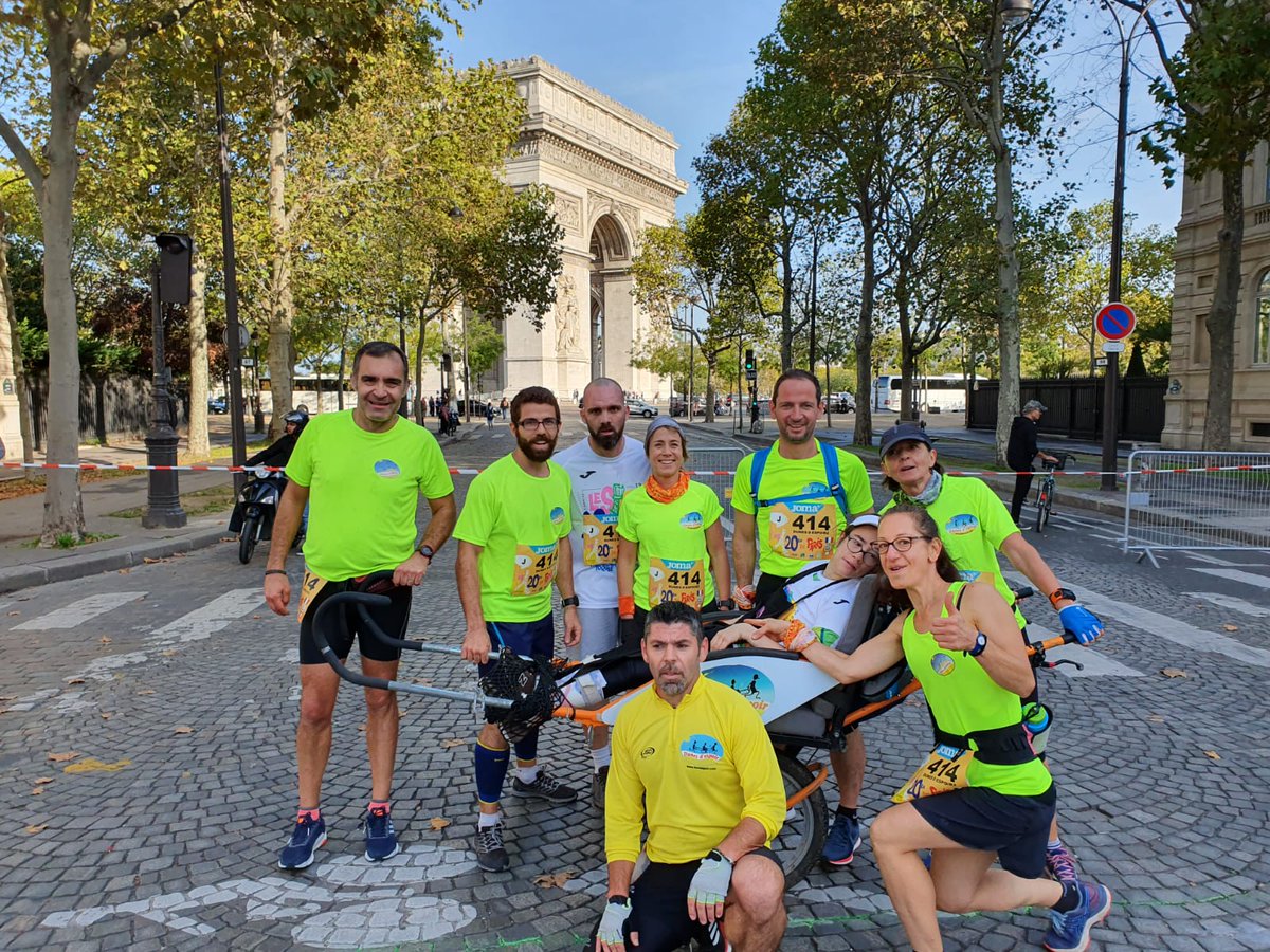 AnnickBouquet's tweet photo. #20kmdeparis une course qui a permis à 23 joelettes de participer parmi les 30 000 coureurs à un moment sportif et festif. Une formidable opportunité pour des jeunes situation #handicap de vivre un moment fort #inclusion #tousconcernestousmobilises https://t.co/YU50cQ8Vok