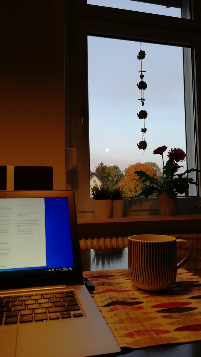Jukeman3000's tweet photo. Jetzt wird erstmal geskriptet, der #Kaffee steht bereit und der Mond sagt guten Tag während im Rücken die Sonne aufgeht... Hoffentlich lenkt mich der Blick nach draußen nicht zu sehr ab... Ähhhh... Ich muss weiter machen...
#niceworld https://t.co/WrcmkoTl5O