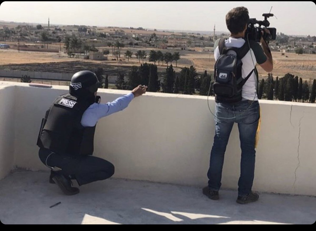 nevsinmengu's tweet photo. Günlerdir tartışılan meseleye ait bir başka kare. Ahaber,muhabirimizi korumak suç mu diyor. Madem bulundukları yerde vızır vızır mermiler geçiyor, muhabirin canı can; kameramanın ki patlıcan mı? Muhabir tam teçhizat yerlerde, kameran tshirtle çekimde https://t.co/mVprmNV7as