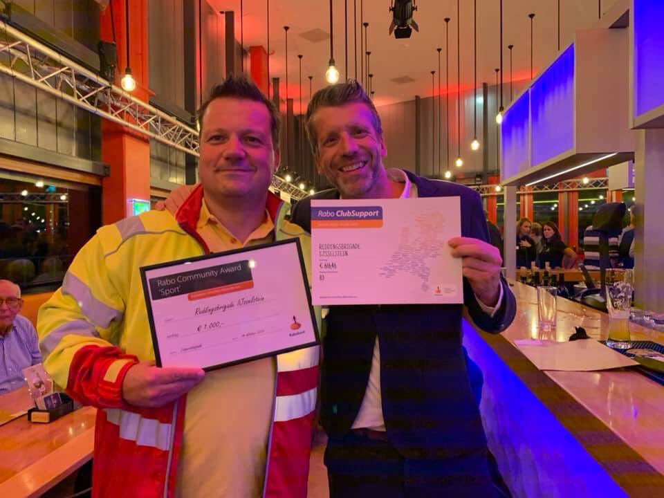 Gisteren de community award in ontvangst mogen nemen bij de uitreiking van de Rabo Clubsupport. Bedankt @UWRabo ! Wij gaan er mooie dingen mee doen in de opleiding van onze lifeguards.