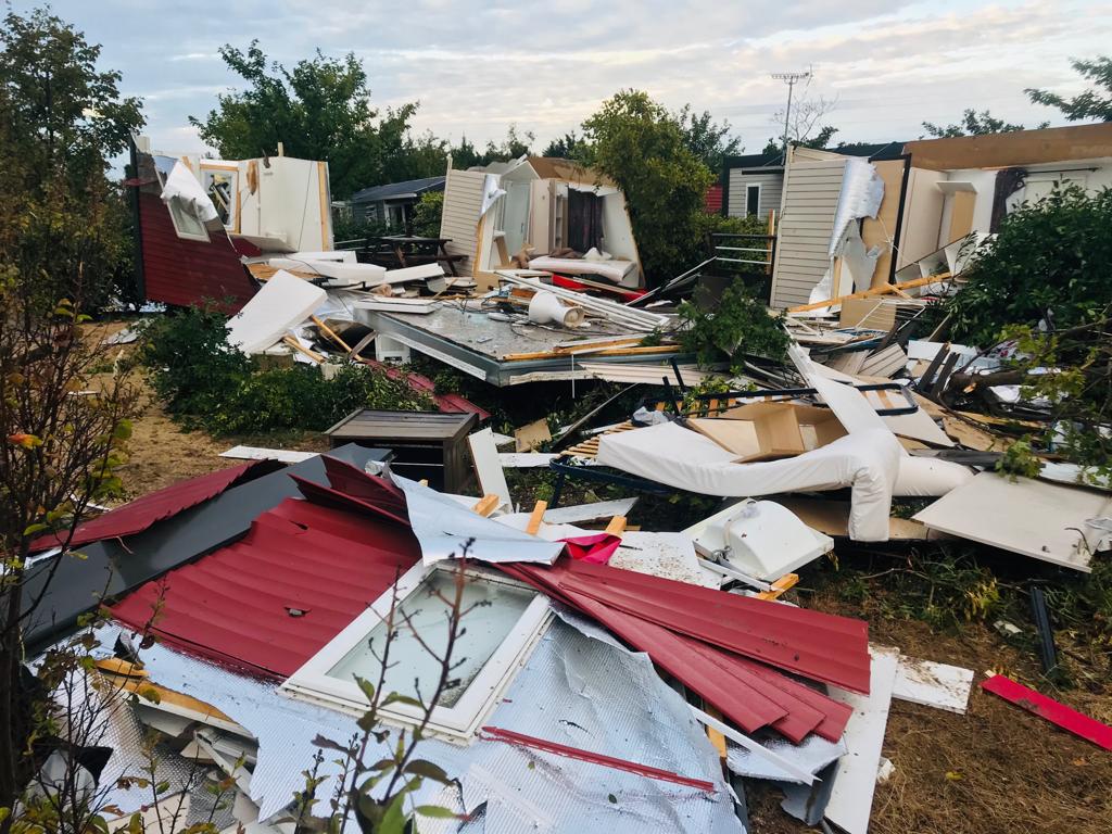 Pompiers_13's tweet image. [🔴#Opérations] Les #Pompiers13 toujours mobilisés sur #Arles #PontdeCrau suite phénomène météo violent. 3 blessés légers. 150 habitations touchées pour l'instant. Des reconnaissances en cours par #drone.
