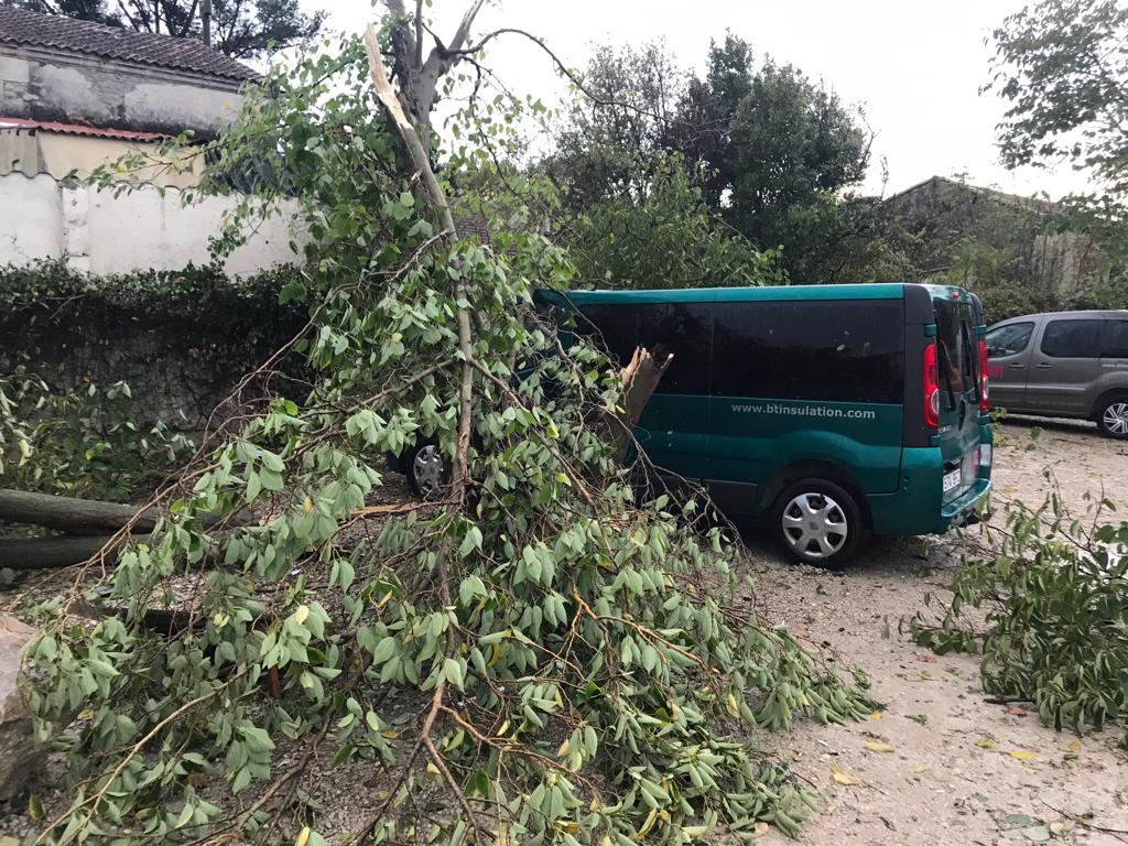 Pompiers_13's tweet image. [🔴#Opérations] Les #Pompiers13 toujours mobilisés sur #Arles #PontdeCrau suite phénomène météo violent. 3 blessés légers. 150 habitations touchées pour l'instant. Des reconnaissances en cours par #drone.