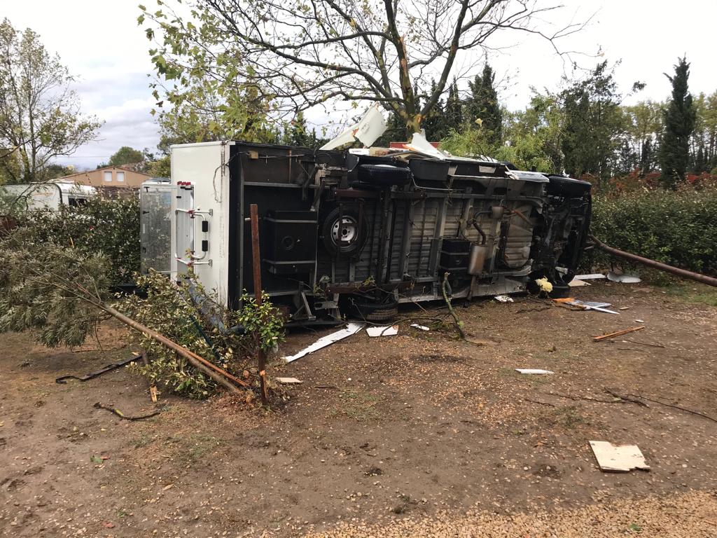 Pompiers_13's tweet image. [🔴#Opérations] Les #Pompiers13 toujours mobilisés sur #Arles #PontdeCrau suite phénomène météo violent. 3 blessés légers. 150 habitations touchées pour l'instant. Des reconnaissances en cours par #drone.