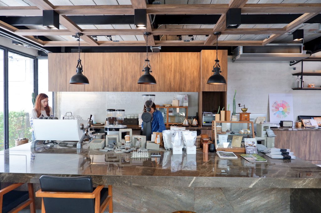 PPHWD's tweet photo. Ground coffee ร้านกาแฟบรรยากาศดี ย่านสาทร11 ไม่ไกลจาก BTS สุรศักดิ์ ร้านนั่งสบาย ที่นั่งไม่เยอะจนอึดอัด เค้กแครอทดีย์  Dirty ก้ละมุนมาก ห้องน้ำดีมาก ติดแอร์ด้วยจ้ะ #รีวิวคาเฟ่ #อร่อยบอกต่อ @ReviewCafe_TH @aroii https://t.co/N9kpUwpyDB