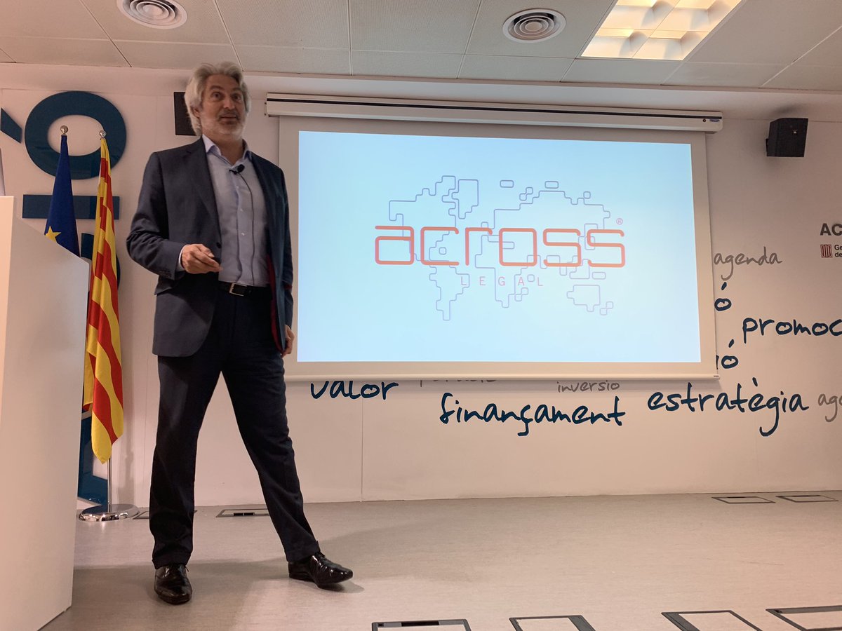 Daniela_SyS's tweet photo. Con full house empieza la charla de @MAMartinezConde sobre #NotasConvertibles en @accio_cat , tema de moda y con cierta complejidad. https://t.co/qvpSpy4UH0