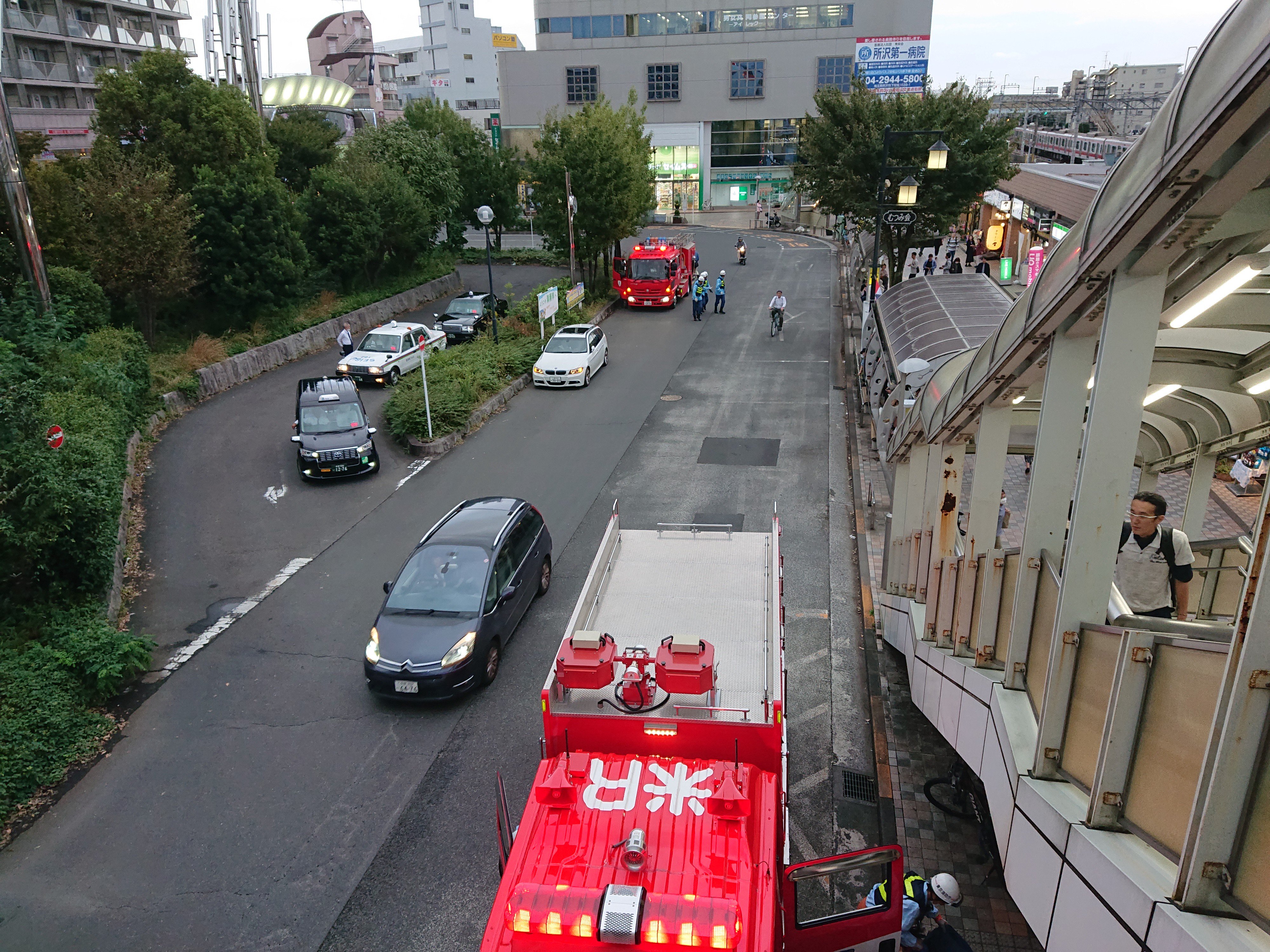 人身事故で清瀬駅に緊急車両が集結している現場画像