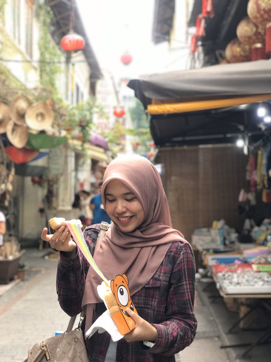 FashamiraFNA's tweet photo. @Ashril_92 #NationalDessertDay !! & kawan saya tu pun semanis dessert & #masihsingle *cough* https://t.co/4s79PU3QZE