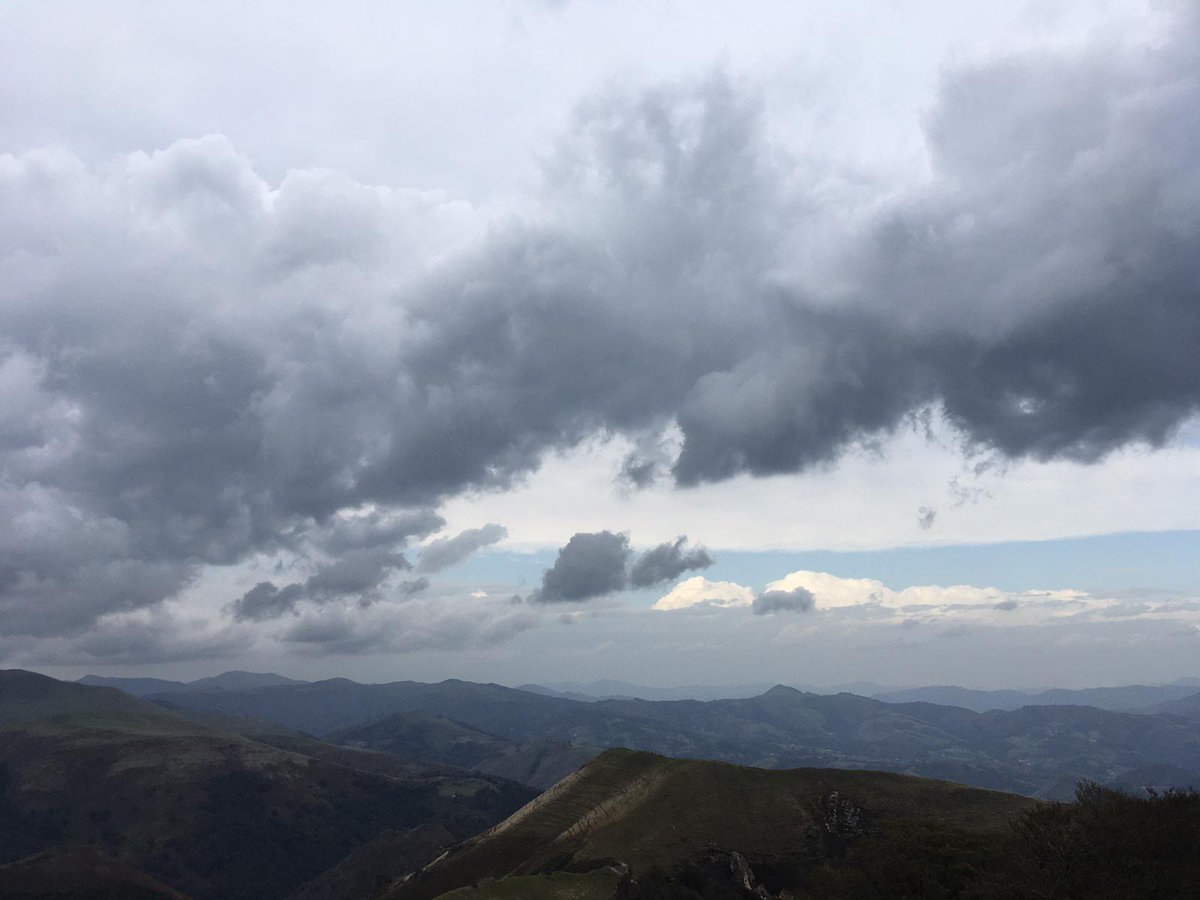 Ayer con fuerte viento sur se animaban a cruzar el #pirineo por Lindus: golondrinas, unos pocos milanos, passeriformes y cernícalos. Hoy cielo cubierto y viento del norte. A ver qué nos depara la jornada tras las tormentas de la noche <a href="/auritz_burguete/">𝕽𝔦𝔫𝔠𝔬𝔫𝔢𝔰 𝔡𝔢𝔩 𝔓𝔦𝔯𝔦𝔫𝔢𝔬</a> <a href="/LPOAk/">LPO Aquitaine</a> @GanNavarra <a href="/opcc_ctp/">OPCC</a>