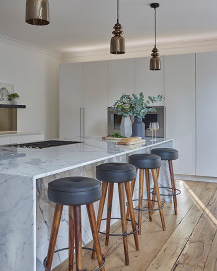 roundhouse_dsgn's tweet image. We love @cherieleeinteriors choice of airforce blue leather for the bar stools in this Urbo matt lacquer design which she designed in collaboration with Roundhouse. They look fabulous with the stunning Statuario marble island. #kitchenstools #roundhoused… ift.tt/33Be8EX