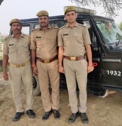 112UttarPradesh's tweet photo. #मथुरा:- कस्बा  शेरगढ़ से 03 वर्षीय बच्चे‍ के गुम होने की सूचना पर #PRV1932 ने मात्र 30 मिनट के भीतर, बच्चे को तलाश कर उसके पिता से मिलाया! #MUSKAN @Uppolice @mathurapolice https://t.co/ejgxhL55Ty