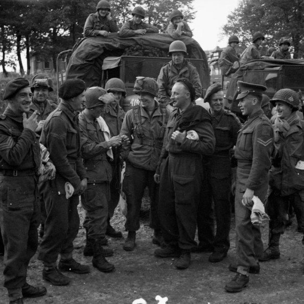 WW2Today's tweet image. #OTD in #WW2 

15th October 1944

American and British troops meet at a mobile bath and laundry unit.

ww2today.com