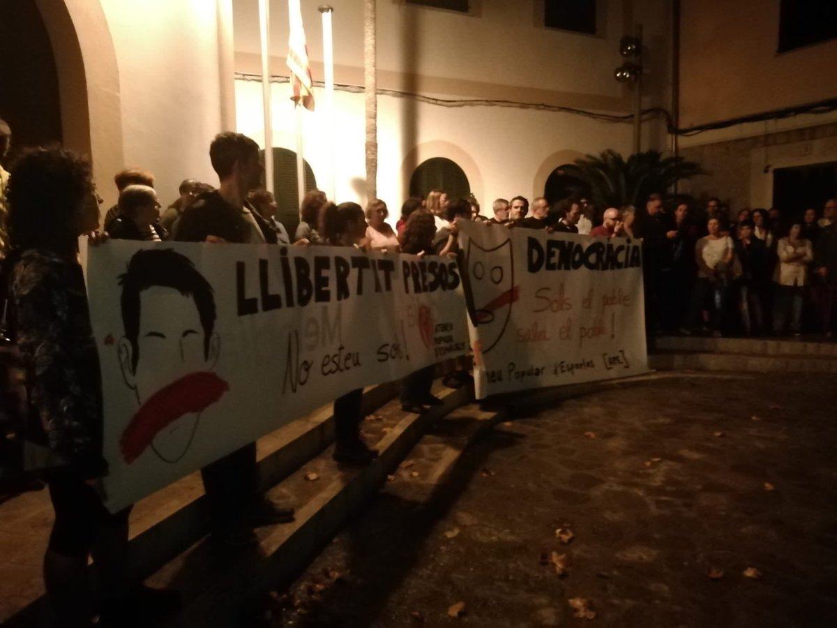 Ahir a Esporles un centenar de persones vàrem sortir al carrer per expressar el nostre rebuig a la sentència contra les líders polítiques del referèndum d’autodeterminació.
Llibertat preses polítiques!