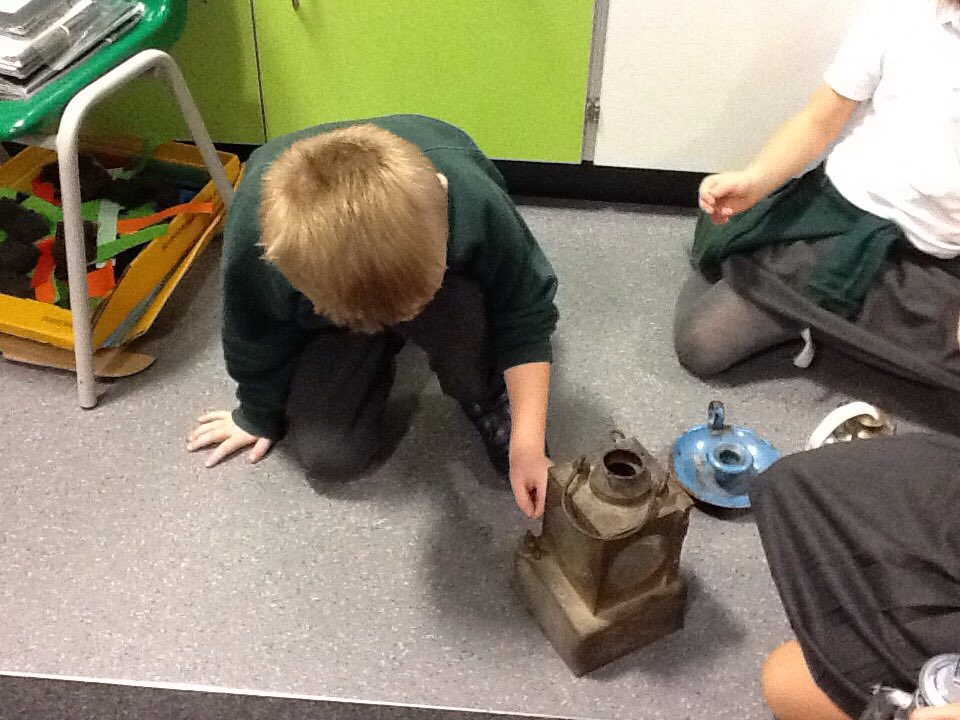 TGPS_NorthLincs's tweet photo. 2K have been sorting artifacts into chronological order linked to Florence Nightingale #TGPSHistory #TGPSengaginglearners https://t.co/rEdhkMjJBO