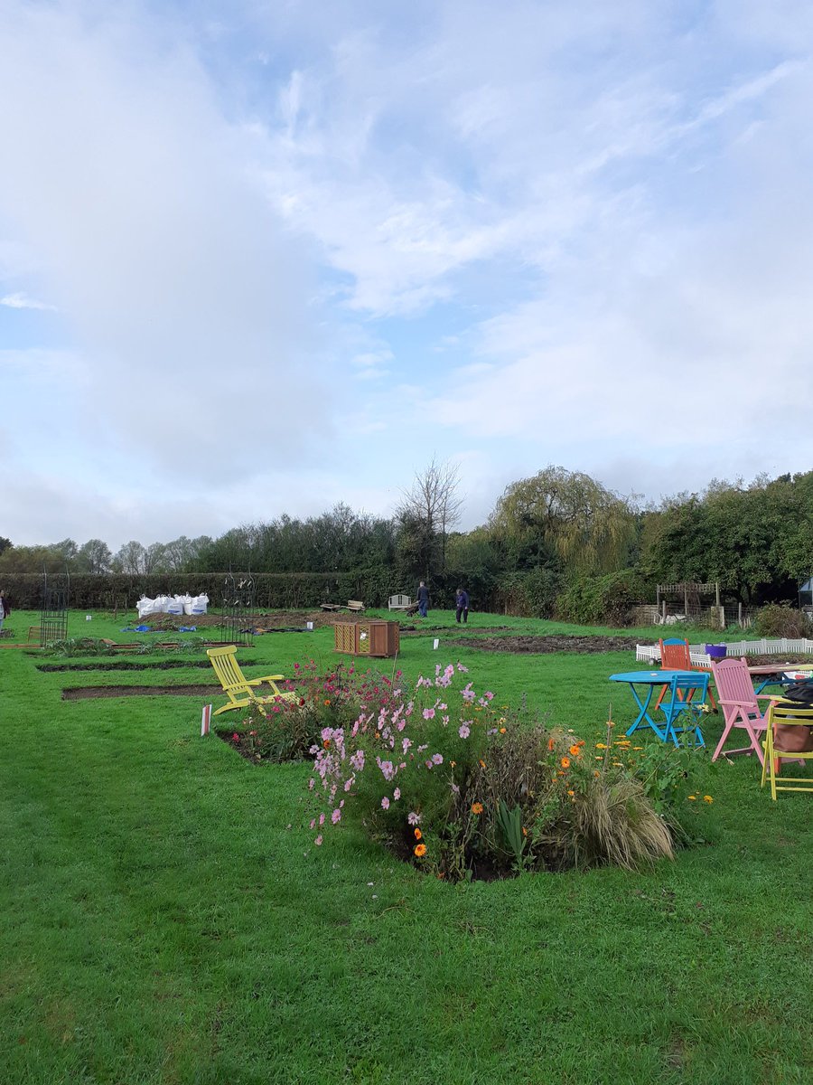 AshByrne_'s tweet image. At the Surrey Care Trust allotment this morning 🌻🌹so much hard work goes into maintaining the allotment, which is used to help people make positive changes by developing practical skills - all with the therapeutic benefits of gardening! #muddywork #goodthymes #peasandquiet