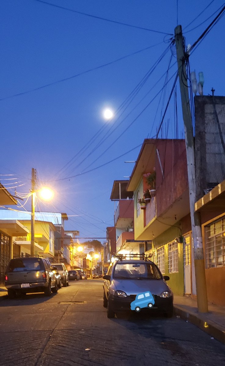 raulcoktel's tweet photo. ¿Cómo que ya es 15 y no han depositado? 
AVISENME...!!🥴
#GodinezLife 
Hermosa luna de Octubre cuidando al poderoso 🚙🌜
#EstoyDeRegreso #OmbligoDeSemana https://t.co/7raZd4cyaI