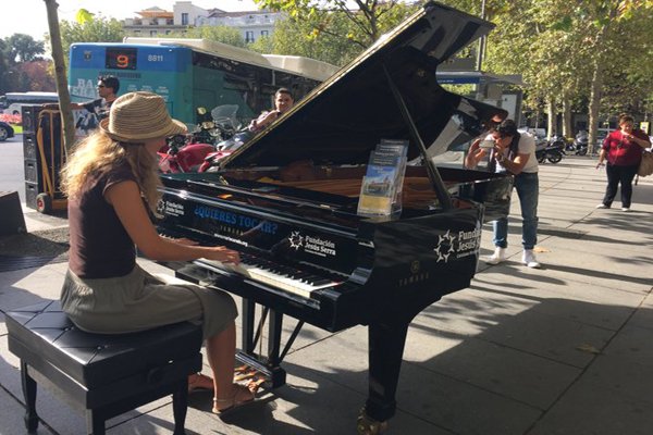 Lineamadrid's tweet image. Improvisa melodías al aire libre... 🎹
«Madrid se llena de pianos» de @FundJesusSerra 👉 bit.ly/2lQp8Os
#PianosenMadrid