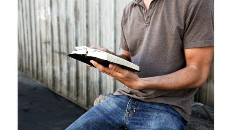 "Celui qui se nourrit chaque jour de la Parole de Dieu se fait, comme Jésus, contemporain des personnes qu'il rencontre ; il n'est pas tenté de tomber dans des nostalgies stériles du passé ni dans des utopies désincarnées vers l'avenir" (#Pape François, APERUIT ILLIS, n°12)