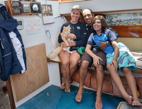 folhape's tweet photo. #REFENO | Família fala sobre desafios de morar em barco - https://t.co/9iL1dpqygE https://t.co/Sc5uF6kVmL