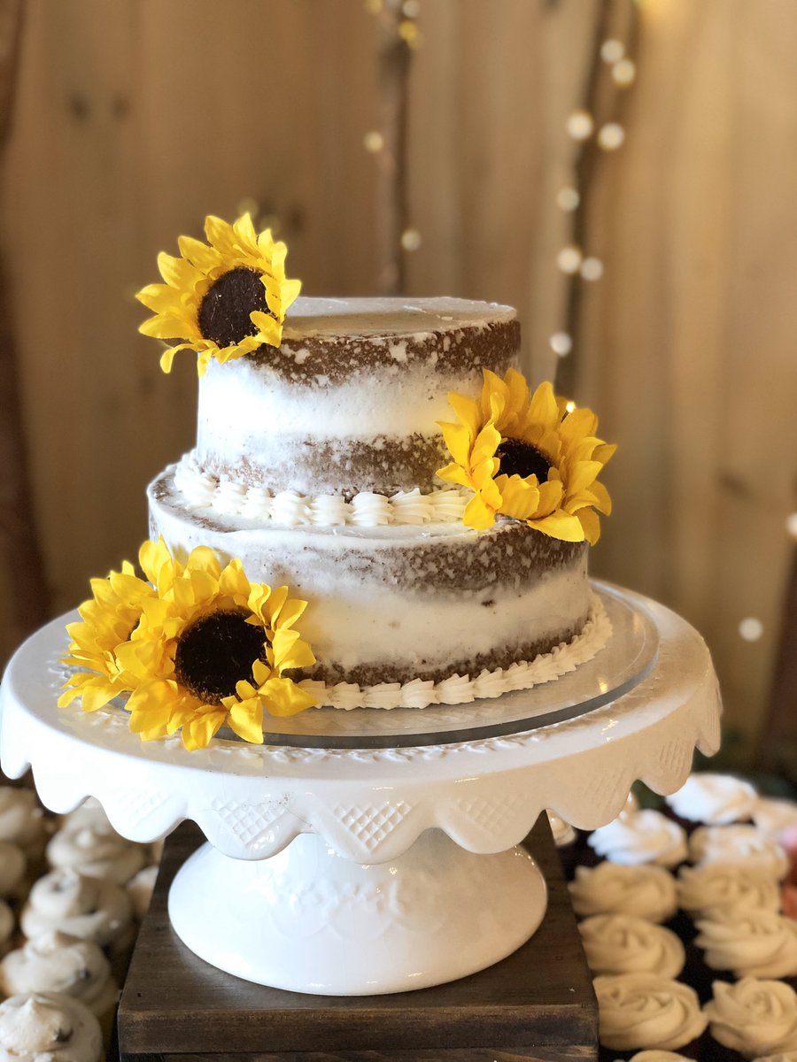 Congrats Cordell &amp; Emilee Haynes ! thanks for allowing us to be apart of your special day 🥰💍👰🤵🌻 #weddingseason #hayneswedding #2019wedding #ido #evergreenfarms #sweetsntreats #delawarebaker #delaware #downtowndover