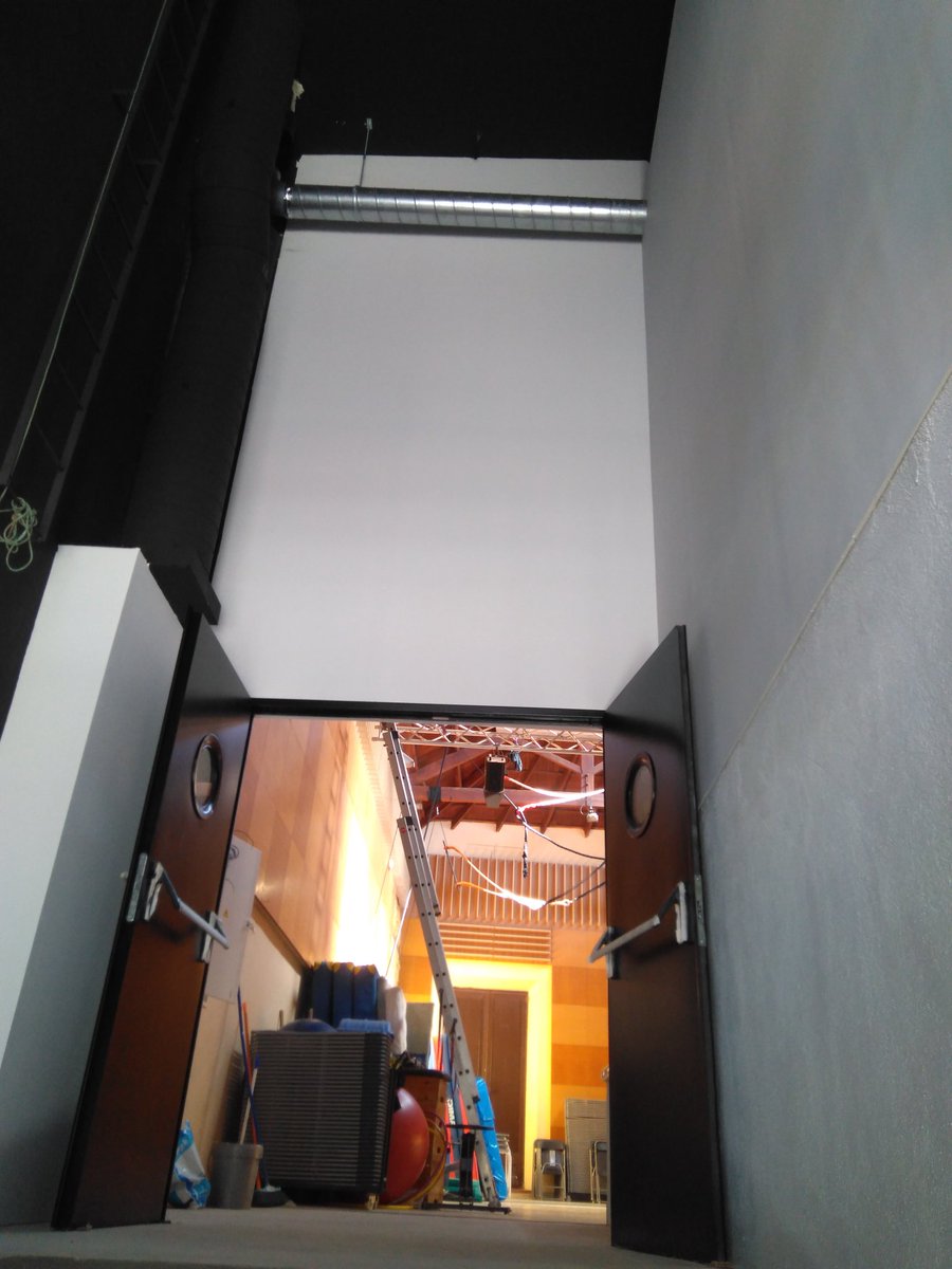 FTPau's tweet photo. Les obres @ElCentreAdM van avançant Avui ja ha quedat posat el tub ventilació dels lavabos nous que surt el terrat de la sala Corrioles. #elcentreesviuiesviu #15oct19 #ataneusdecatalunya #ArenysdeMunt https://t.co/8SZLRPCZko