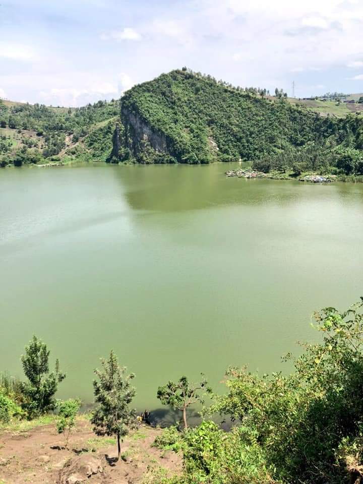 DrcViva's tweet photo. #RDC :Le Lac Vert, est un lac de cratère situé à environs 15 kilomètres de Goma dans la province du Nord-Kivu 🇨🇩.
.
.
.@DrcViva #visiterdcongo @TourismeRDCongo @BunkuluYves @DarioCongo @Luc_Gerard https://t.co/LQvUWL3ZHa