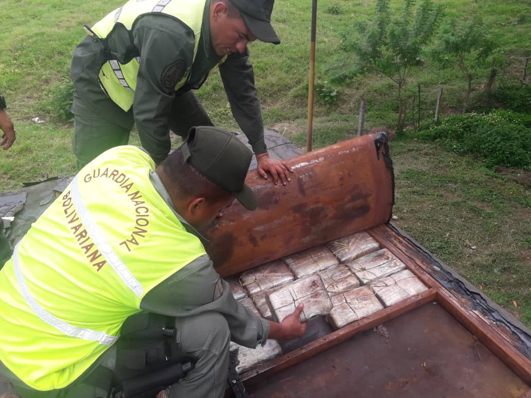 Redi_andes's tweet photo. #15OCT19 || @Redi_andes En el marco de la Operación Venezuela, Soberanía y Paz 2019 la @Zodi_Tachira /CZGNB21, PAC Coloncito Mncpo Panamericano, se detuvieron dos Cddnos con 100 panelas, (115,500 kgs) de presunta Cocaina. https://t.co/Pw6GVqU4S8
