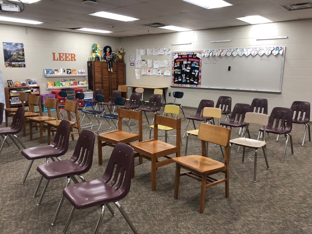 Y’all - it’s going down today in la clase de español! No more tables. #deskless #langchat