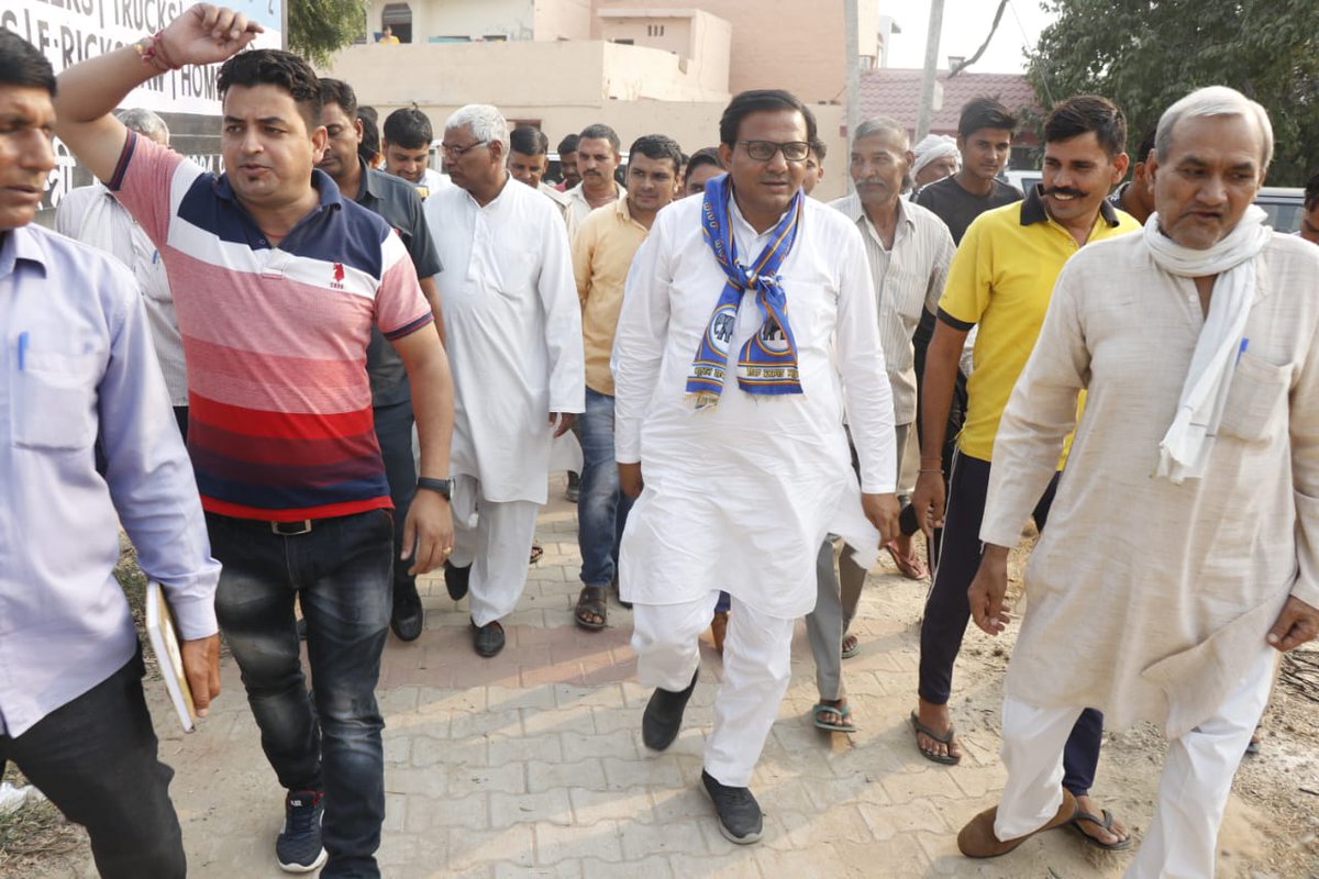SurenderVashis9's tweet photo. पन्हेड़ा कला में जनसम्पर्क के दौरान मिला जनसमर्थन सभी से 21 अक्टूबर को हाथी के सामने वाला बटन दबाकर स्वयं को विजयी बनाने एवं बसपा पार्टी को मजबूत करने हेतु अपील की।
#पृथला #Faridabad #Haryana #MLA #HaryanaElection2019 https://t.co/ucvgY943fH