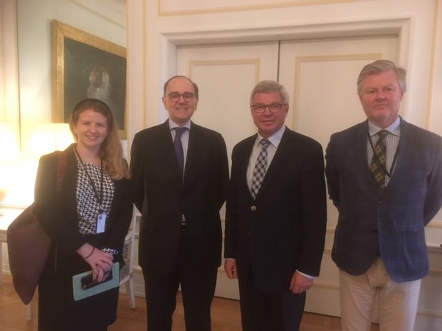 AmbaFr_Norge's tweet photo. Interesting &amp; fruitful discussions today at the French residence 🇫🇷with @BondevikKM @FinnJarleRode @MariaELausund from the @oslocenter on their Youth Assemblies project in Kenya which will be showcased at the @ParisPeaceForum next November 🕊️ #ParisPeaceForum2019 @JustinVaisse https://t.co/k7JdBbVUA0